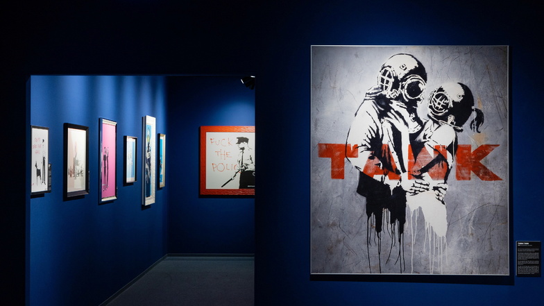 Banksys Werke sind in der Zeitenströmung verschiedenen Räumen thematisch zugeordnet.