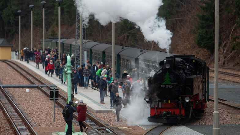 Weihnachtlich geschmückt dampfen die Züge der Weißeritztalbahn am Wochenende nach einem Sonderfahrplan zwischen Freital und Kipsdorf.