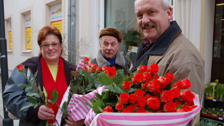 Hermann Mehner mit Sybille Bunse und Karl-Heinz Böhmer von der Döbelner SPD. Gerne verteilte der langjährige Vorsitzende der Döbelner SPD zum Frauentag rote Rosen.