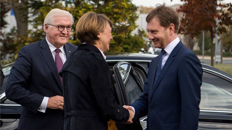 Bundespräsident Frank-Walter Steinmeier (l) und seine Frau Elke Büdenbender werden bei ihrer Ankunft im Siemens Turbinenwerk von Michael Kretschmer (CDU), Ministerpräsident von Sachsen, begrüßt.