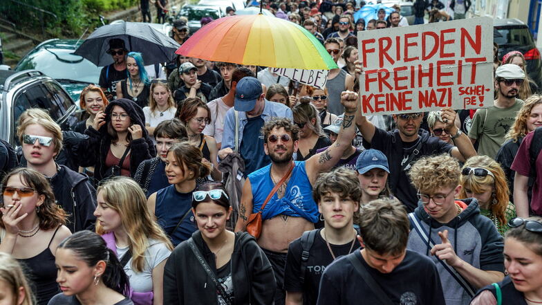 Tanzen für Frieden und Freiheit? Teilnehmer der Demonstration für eine "Antifaschistische Republik Neustadt".