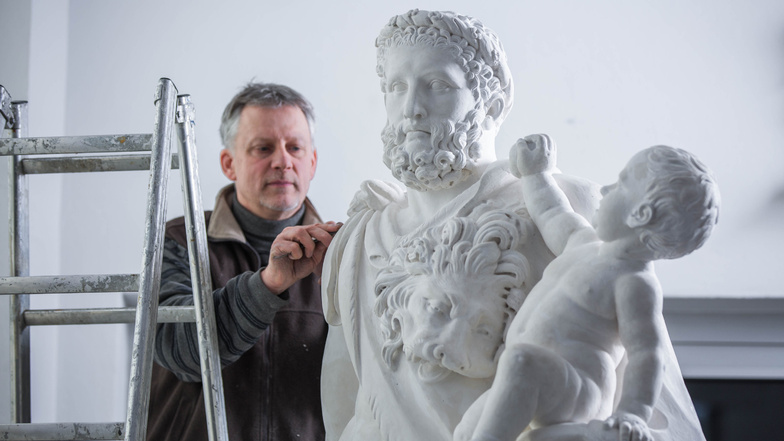 Das Modell von Herkules mit dem Telephosknaben ist fertig. Bildhauer Frank Schauseil arbeitet nur noch an Feinheiten. Jetzt stellt er eine Marmorskulptur her, die vor dem Palais im Großen Garten aufgestellt wird.