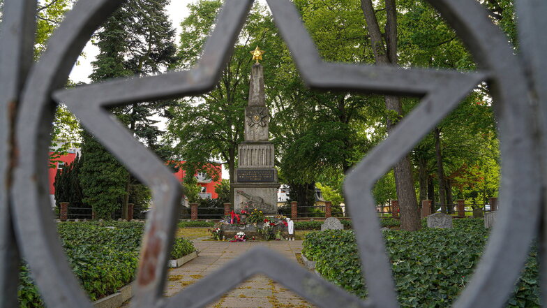 Der Zaun um den sowjetischen Ehrenfriedhof in Bautzen an der Muskauer Straße soll jetzt saniert werden.