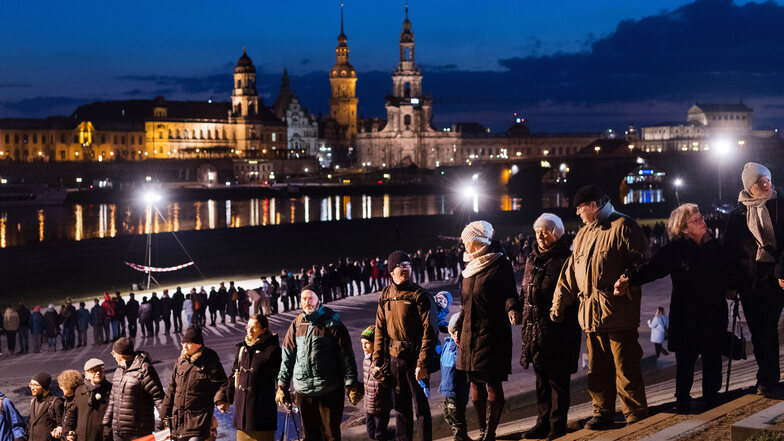 Alljährlich gedenken die Dresdner den Bombentoten. Mit einer Menschenkette, die große Teile der Innenstadt umschließt, setzen sie zudem ein Zeichen gegen Krieg und Missbrauch der Erinnerung.