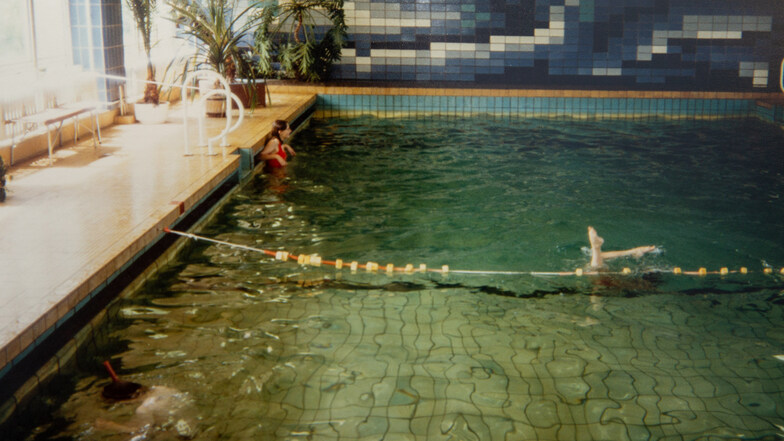 Volkes Arbeit in Volkes Hand? Das Schwimmbad des MfS-Heims, hier ein Privatfoto vom Ende der 1980er, soll nun offen für alle sein. 