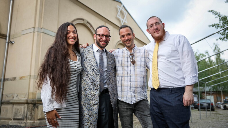 V.l. Miri Weingarten, Tochter von Rabbiner Akiva Weingarten, Vorstandsmitglied David Lamberger und der Vorsitzende Moshe Barnett vor der neuen Synagoge.