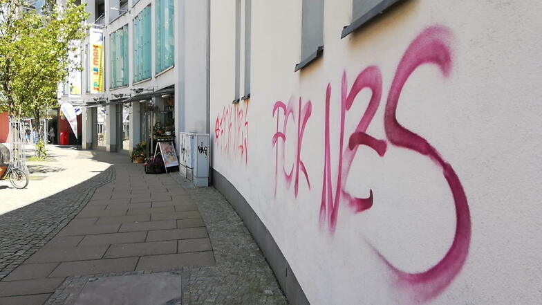 Die Schmierer, die das Görlitzer City-Center mit ihrem Gekrakel bedachten, richten sich gegen Nazis und sprechen sich gleichzeitig für Anarchie aus.