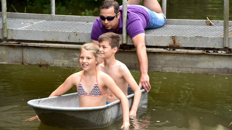 In Schönau-Berzdorf mussten die Teilnehmer hingegen mit Badewannen aufs Wasser.