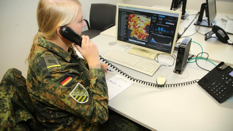 Einsatz beendet: Angesichts gesunkener Inzidenzwerte zieht die Bundeswehr ihre Soldaten wieder aus dem Landkreis Meißen ab. 119 Tage lang halfen sie im Gesundheitsamt bei der Kontaktverfolgung, in Pflegeheimen und in den Elblandkliniken.