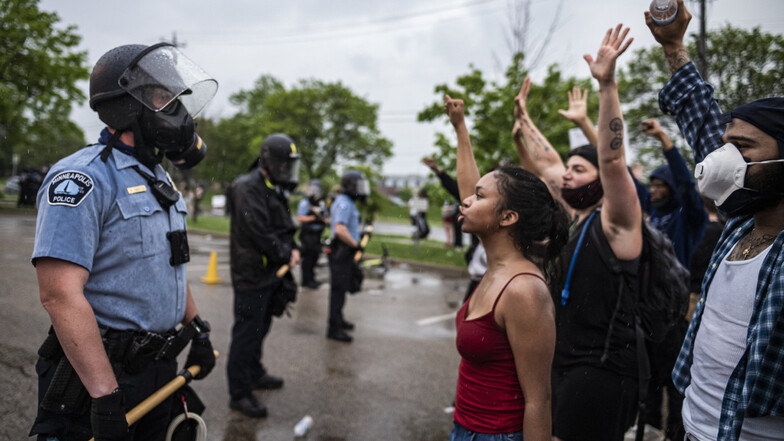 Demonstranten und Polizisten stehen sich nun in Minneapolis bei Protesten gegenüber.