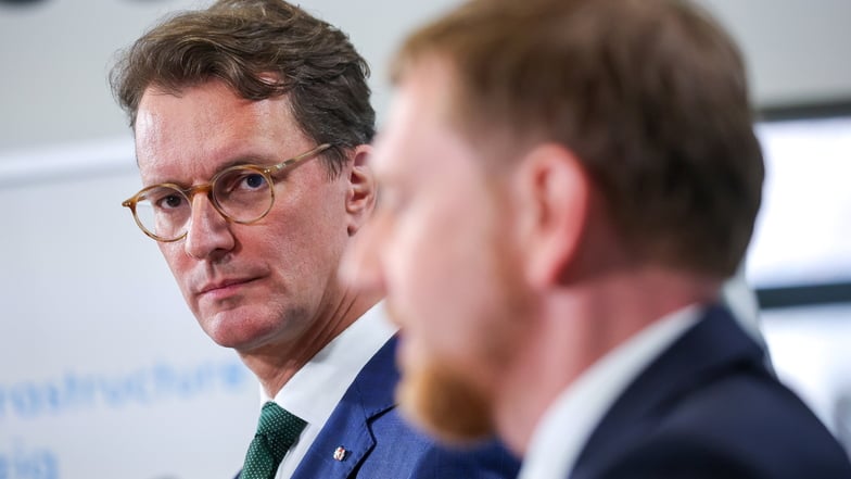 Die Ministerpräsidenten von NRW und Sachsen am Dienstag in Leipzig: Michael Kretschmer (r) und Hendrik Wüst (beide CDU) sprechen nach der gemeinsamen Kabinettssitzung der beiden Staatsregierungen in einer Pressekonferenz.
