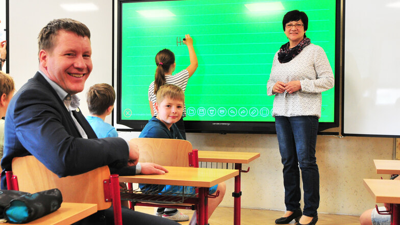 In der Grundschule Bobersberg, hier mit Schulleiterin Monika Kroll, wird schon am Whiteboard gearbeitet. Der Digitalpakt soll bald alle Schulen erreichen.