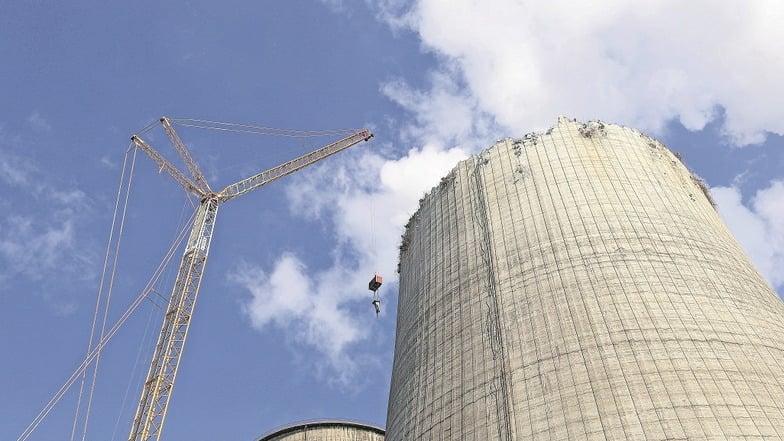 Am Standort Boxberg soll 2029 ein Wasserstoffkraftwerk der Leag in Kombination mit einem Superspeicher ans Netz gehen. Für das ehrgeizige Projekt H2UB müssen jetzt vier alte Kühltürme von 1966 weichen.