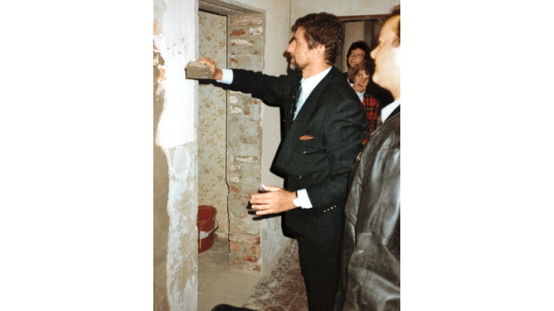 Günter Blümlein legt den Grundstein
für die Sanierung des Gebäudes
Lange I, 1993