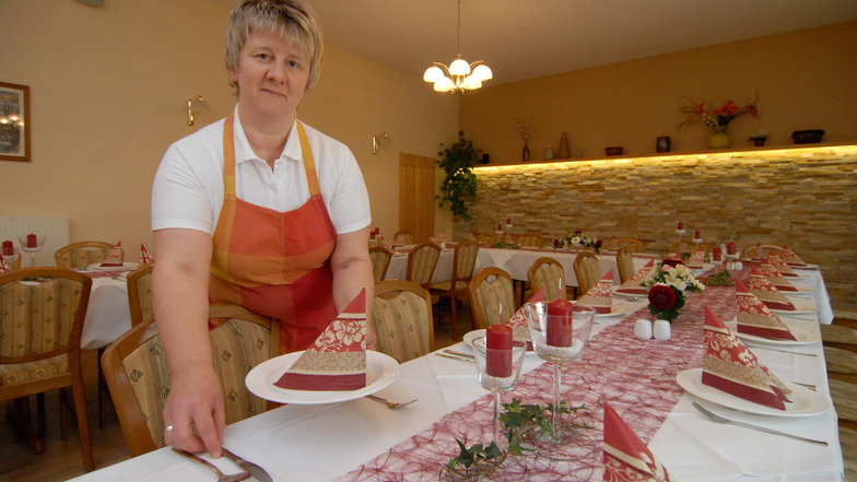 Katrin Scholz deckt die Geburtstagstafel in der "Deutschen Eiche" in Tetta ein. Die Gastronomin führt den letzten noch offenen Gasthof in Vierkirchen.