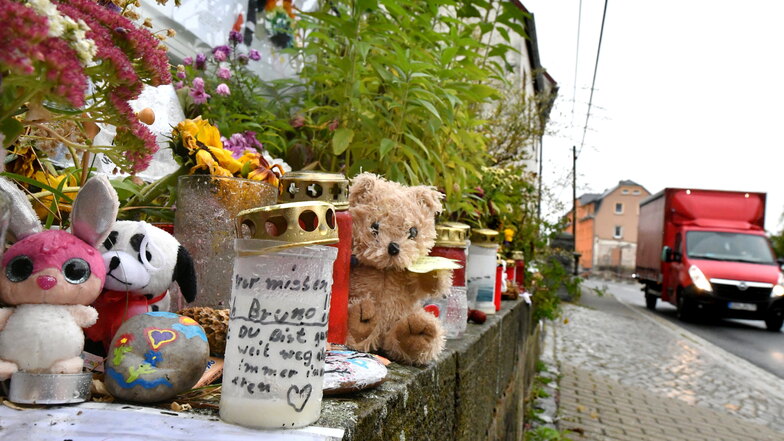 Im Radeberger Ortsteil Großerkmannsdorf ist die Trauer groß. Mit Kerzen und Kuscheltieren gedenken Mitschüler, Verwandte und Anwohner des verunglückten Jungen.