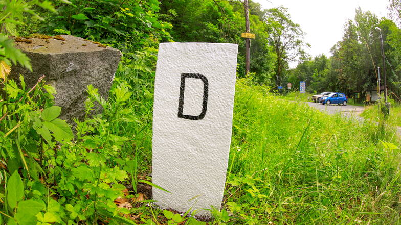 Ein nagelneuer Grenzstein markiert seit Kurzem auch hier an der kleinen Straße von Jonsdorf ins tschechische Krompach (Krombach) den Grenzverlauf.