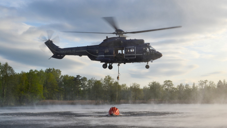Ein Hubschrauber der Bundespolizei war am Donnerstag und Freitag im Einsatz, um einen Brand in der Königsbrücker Heide zu löschen.