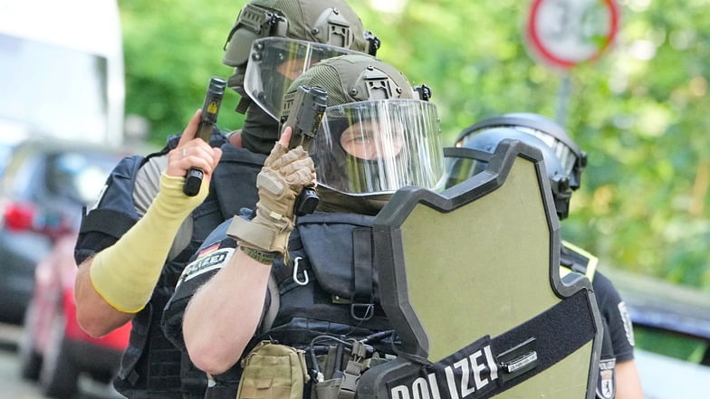 Polizisten eines Spezialeinsatzkommandos (SEK) gehen zu einem Mehrfamilienhaus in Berlin. hielt sich ein Mann mit einer Waffe auf.