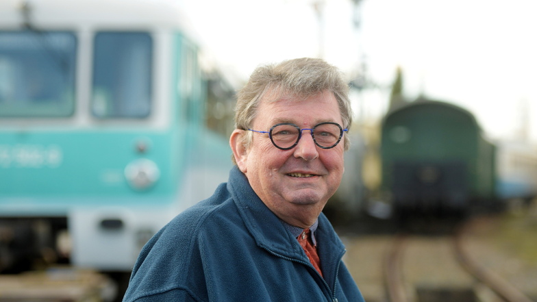 Alfred Simm, Vorsitzender der Ostsächsischen Eisenbahnfreunde in Löbau, vor einem als "Ferkeltaxe" bekannt gewordenen Schienenbus.