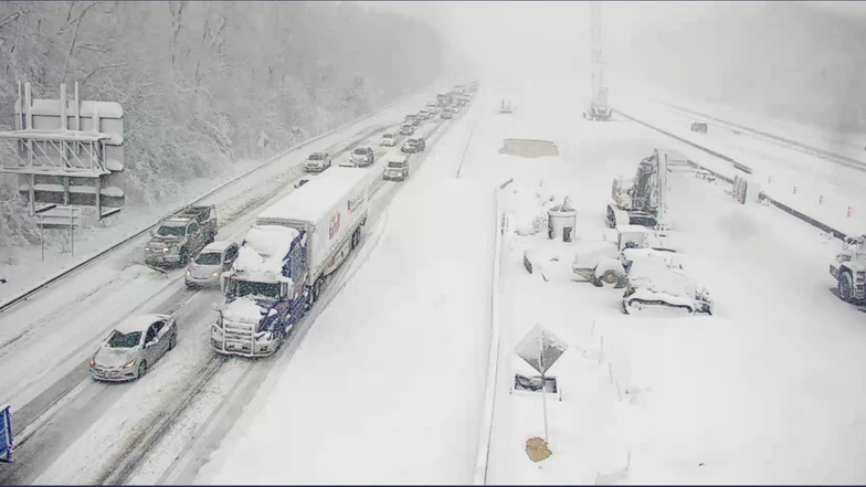 Autos und Lkw stehen auf einem gesperrten Abschnitt der Autobahn I-95 in der Nähe von Fredericksburg in den Virginia. Hunderte Menschen mussten bei Eiseskälte in ihren Autos übernachten mussten.