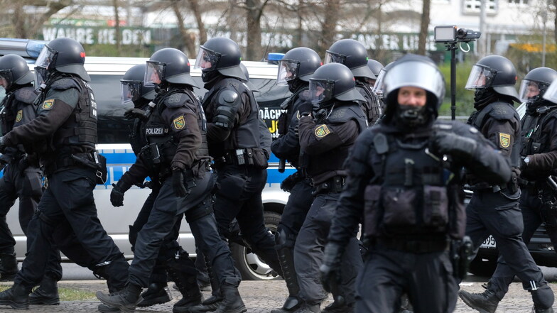 Nach einem Polizei-Großeinsatz in Leipzig gibt es nun Ermittlungen gegen einen Polizisten.
