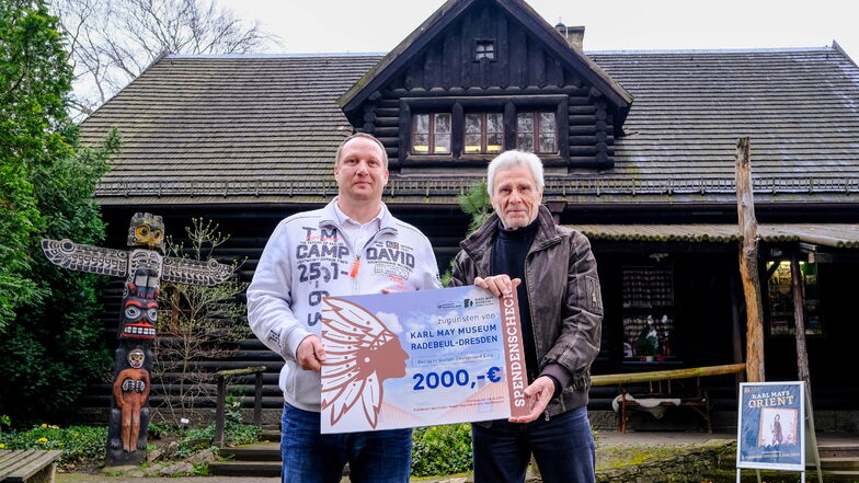Für die Sanierung der "Villa Bärenfett" des Karl-May-Museums Radebeul sammelte Gojko Mitic (r.) Spenden. Bislang kamen gut 80.000 Euro zusammen.