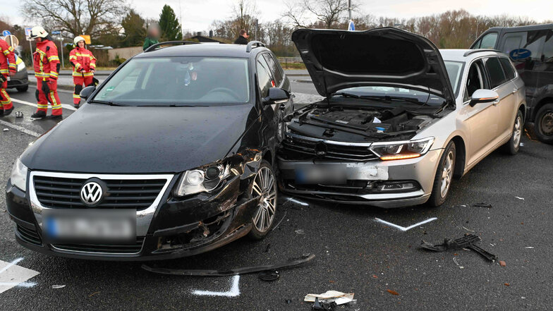 Die beiden VW wurden bei dem Unfall erheblich beschädigt.