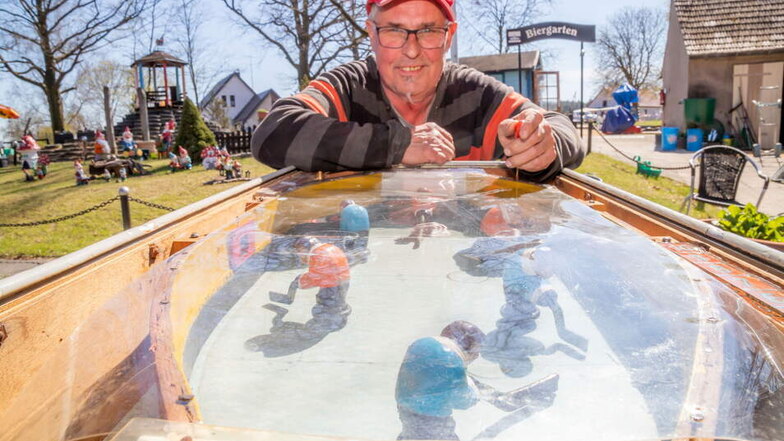 Peter Kuhnt hat ein altes Eishockeyspiel aus dem Görlitzer Helenenbad aufgetrieben. Das will er seinen kleinen Gästen zur Verfügung stellen, wenn es repariert ist.