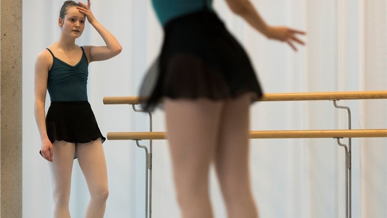 Selbst in der kurzen Pause schaut Lea Schäfer, wie eine andere Tänzerin die Vorgabe umsetzt.