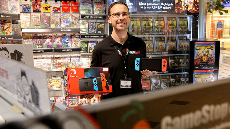 Erik Thust mit Nintendo Switch bei Gamestop.