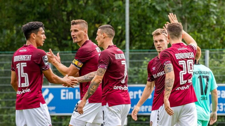 Dennis Borkowski (rechts) bringt Dynamo gegen Paderborn in Führung - und klatscht danach mit den Kollegen ab.