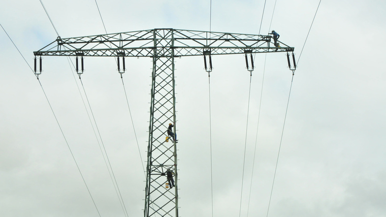 Schwindelfrei muss man schon sein, um in über 20 Meter Höhe Strommasten anzustreichen.