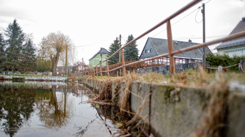 Wie gefährlich sind Löschwasserteiche? Nach einem schlimmen Unglücksfall in Hessen beschäftigt sich auch die Stadt Kamenz damit - und hat jetzt als Erstes die Situation am Mühlteich in Brauna im Blick.