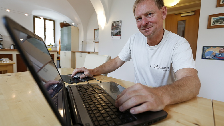 Gunnar Buchwald Hotelier des Hauses "Zum Hothertor" surft mit seinem Laptop im Internet, hier ein Archivfoto.