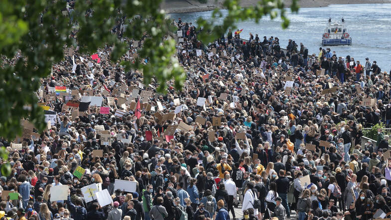 KÖLN: Teilnehmer einer Kundgebung demonstrieren auf der Deutzer Werft am Rhein gegen Rassismus und Polizeigewalt.