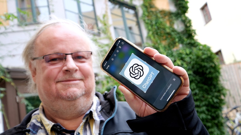 Künstliche Intelligenz für die Hosentasche. ChatGPT gibt es seit geraumer Zeit auch fürs Smartphone. Informatiklehrer Thomas Süß beschäftigt sich mit dem Thema.