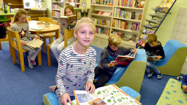 Leila aus der Klasse 4b freut sich über die neue Bibliothek in der Mittelherwigsdorfer Grundschule, die seit Dienstag geöffnet hat.
