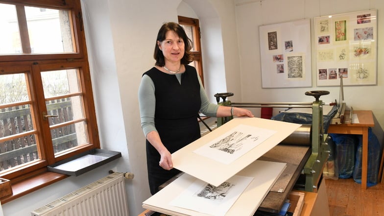 "Wir wollen Neugier und Interesse an Kreativität fördern." Bettina Liepe, Vorsitzende des Kunstvereins im Einnehmerhaus in Freital, an der Druckpresse.