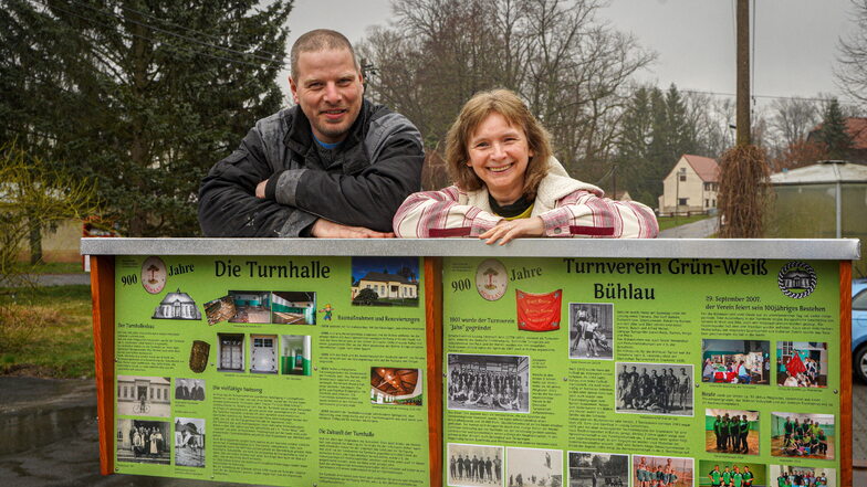Sebastian Meinel und Beate Kuban gehören zu den Organisatoren der 900-Jahr-Feier in Bühlau, einem Ortsteil von Großharthau. Zum Jubiläum entsteht unter anderem eine Tafelausstellung für das Dorf.