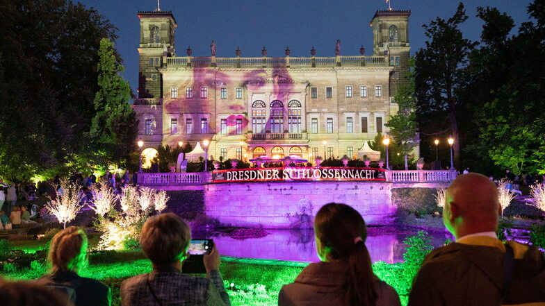 Wenn Schloss Albrechtsberg mit Bildern illuminiert wird, zücken zahlreiche Besucher ihre Smartphone für Aufnahmen.