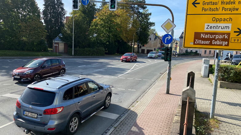 Wer als Autofahrer oder Fußgänger die Kreuzung am Buttighaus in Zittau nutzt, dem bleibt mitunter nicht viel Zeit zum Überqueren.