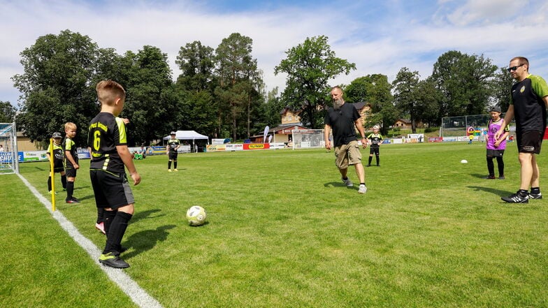 Großer Tag für die Fußballer vom Sportclub Großschweidnitz-Löbau: Sie nehmen das frisch sanierte Stadion in Beschlag.