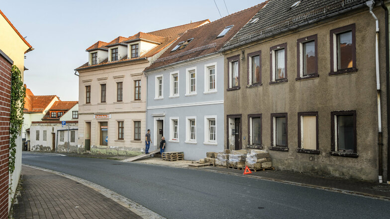 Das denkmalgeschützte Gebäude Großenhainer Straße (graue Fassade) wirkt äußerlich intakt. Das zweite Haus liegt hinter dem Gebäude und ist nicht im Bild.