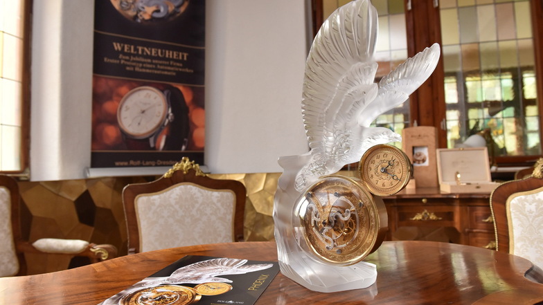 Eines der Kunstwerke von Rolf Lang: Die Phoenix-Uhr mit Lalique Kristall.