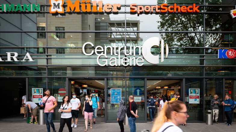 Trotz der Teuerung laufen die Geschäfte in Dresdens Centrum Galerie gut. Noch - denn die meisten Deutschen rechnen mit weiter steigenden Preisen. Der Handel erwartet, dass dann vor allem Einkommensschwache weniger einkaufen können.