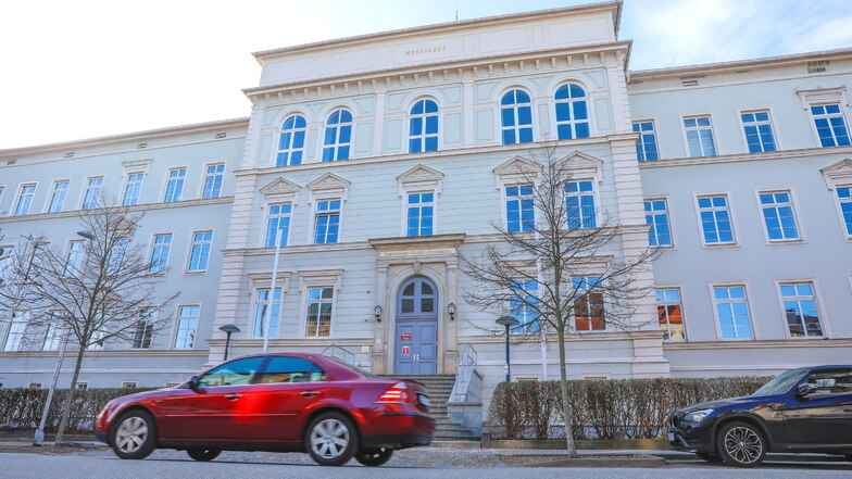 Vor dem Löbauer Geschwister-Scholl-Gymnasium hat die Stadt unrechtmäßig "Elterntaxis" abgezockt.