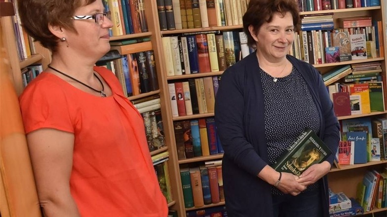 In der Bücherstube Andrea Kappelt (li.) und Elke Johne berichten, wie die Oberbärenburger den Erhalt des Gemeindesaales gesichert und eine Bücherecke eingerichtet haben.