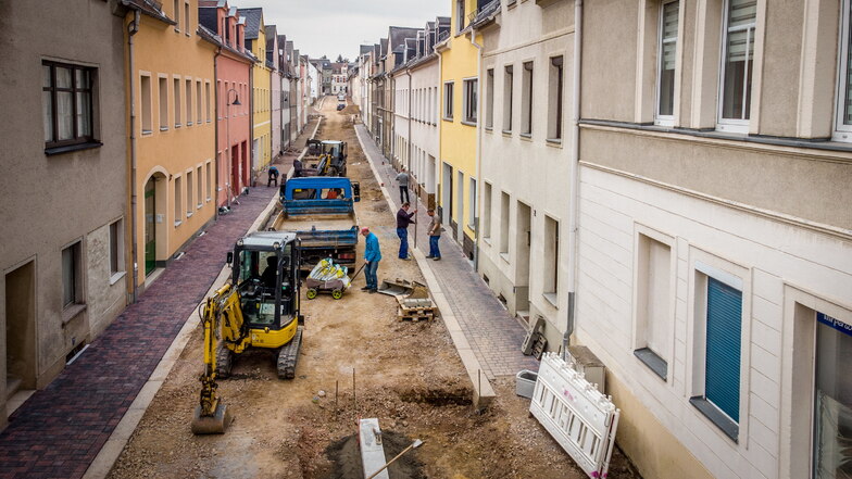 Mit dem Gehwegbau ist die Firma STI Bau aus Ziegra in der Annenstraße in Hartha schon ein gutes Stück vorangekommen.