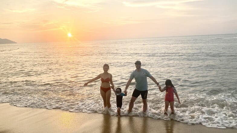 Christoph Glaubitz mit seiner Familie: Der Zittauer lebt auf der Insel Penang, die zu Malaysia gehört.